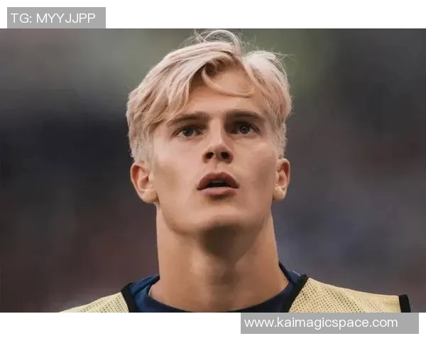 尊重男生对足球明星的热爱与追随，共同欣赏运动的魅力与精神