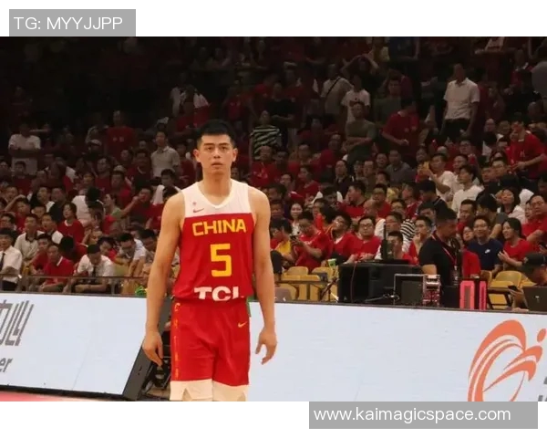 方硕在篮球赛场上的崛起与挑战分析，探索他的职业生涯与未来发展方向